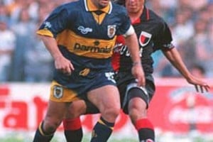 ELLITORAL_2731 | Archivo El Litoral La vuelta, contra Colón. Después de 14 años, Diego volvió a ponerse la camiseta de Boca en 1995. El rival, en la bombonera, fue justamente Colón.