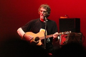 Pablo Aguirre (archivo) Luis Alberto Spinetta. Aquí, durante un concierto en el ciclo La plaza de la casa, frente al público santafesino, en la Plaza de Mayo, con la Casa Gris de fondo, en nuestra ciudad