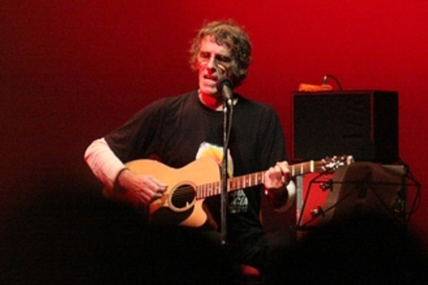 ELLITORAL_15957 |  Pablo Aguirre (archivo) Luis Alberto Spinetta. Aquí, durante un concierto en el ciclo La plaza de la casa, frente al público santafesino, en la Plaza de Mayo, con la Casa Gris de fondo, en nuestra ciudad