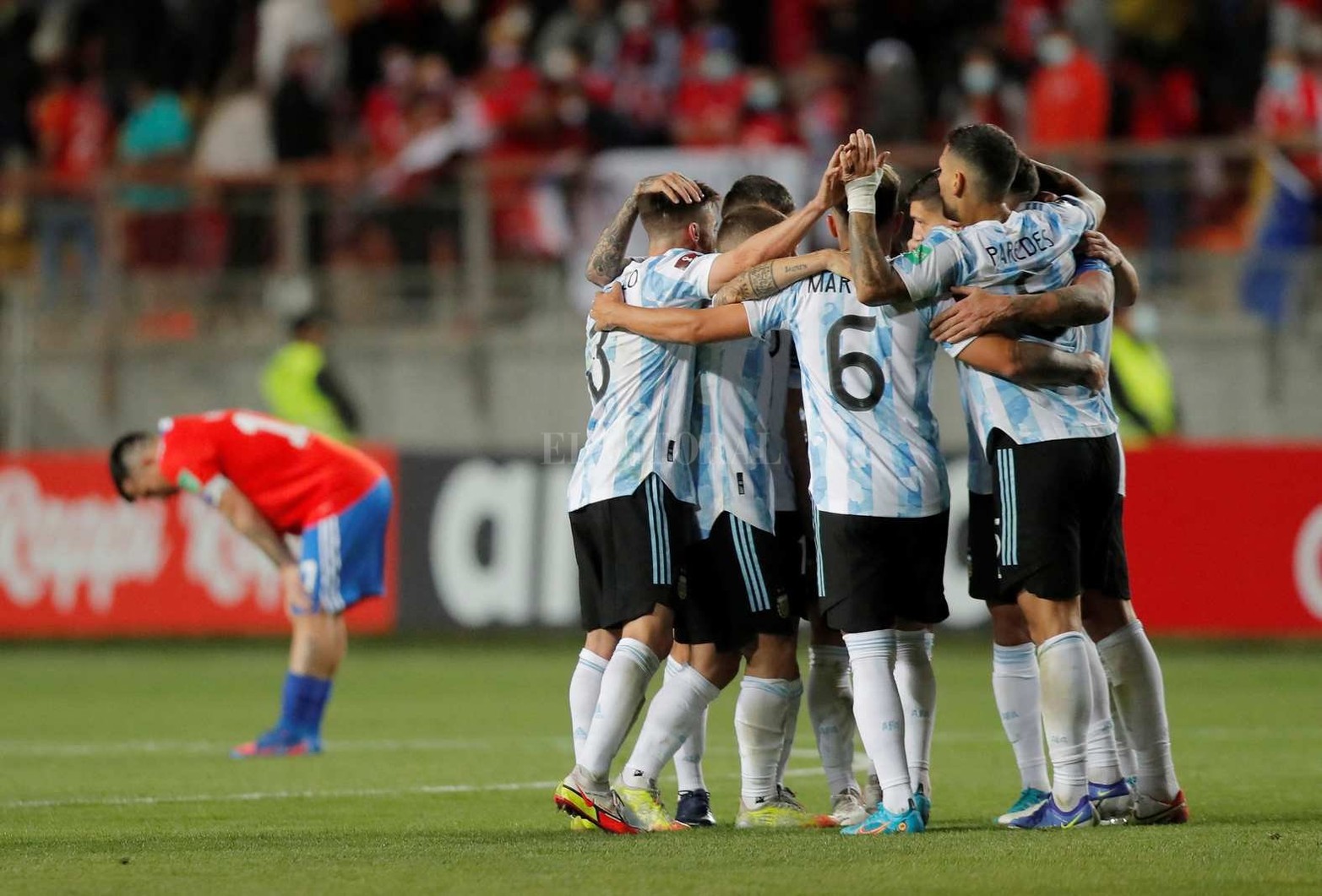 Por las eliminatoria para ingresar al Mundial de fútbol, Argentina venció 2 a 1 a Chile. Lleva 28 partidos sin perder.