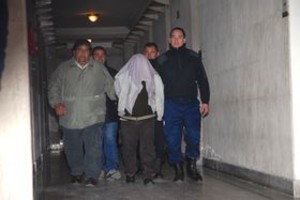 ELLITORAL_15761 |  Néstor Gallegos Encapuchado. José Luis Baroni atravesó el pasillo del subsuelo de Tribunales fuertemente custodiado.