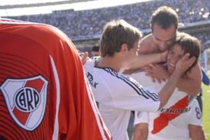 Telam Télam Buenos Aires 07/10/07Momentos de felicidad al término del partido para sus jugadores e hinchas de River que ganó el clásico a Boca  por 2 a 0 ,  en la 13ra. fecha del Torneo Apertura de fútbol de primera división.Foto: Maximiliano Luna/Telam/cf