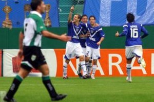 ELLITORAL_8954 |  TONY GOMEZ DYN24, BUENOS AIRES 28/09/08, LOS JUGADORES DE VELEZ, FESTEJAN EL SEGUNDO GOL, DURANTE EL PARTIDO QUE JUEGAN ESTA TARDE FRENTE A BANFIELD.FOTO:DYN/TONY GOMEZ.