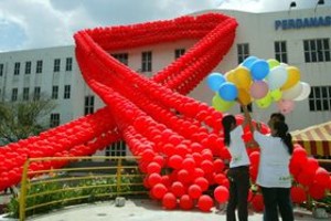EFE Estudiantes universitarios ayudan a colocar los 10.000 globos para formar un lazo rojo gigante en una una universidad local de Kuala Lumpur, Malasia. El lazo rojo es el símbolo internacional de conciencia para/con el VIH y el AIDS.