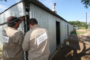 ELLITORAL_10564 | Alejandro Villar Personal municipal desarmaba esta mañana el módulo donde hasta el lunes vivía una familia que se trasladó a Alto Verde.