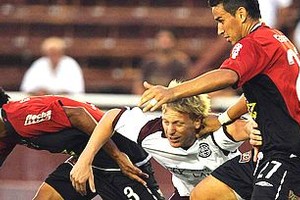 Télam No hay dudas. La defensa de Colón es lo único confirmado para el  Toni  Mohamed. Candia, Ferrero, Goux y Rivarola estarán de entrada frente a San Lorenzo.