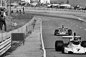 ELLITORAL_13092 |  Archivo El Litoral Así fue. El santafesino iba rumbo a su primer triunfo en Kyalami. En la toma, deja atrás al austríaco Niki Lauda, quien luego abandonaría por problemas eléctricos en la Ferrari.