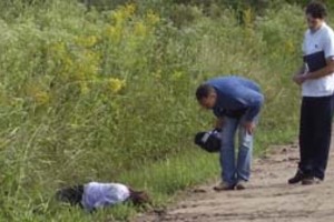ELLITORAL_360 |  D Chiapello El hombre muerto vestía una camisa color lila y pantalón de jean azul con un cinturón de cuero marca Rangler.
