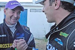 Télam El piloto entrerriano Omar  Gurí  Martínez logró el mejor tiempo de clasificación, saluda a Mariano Altuna.