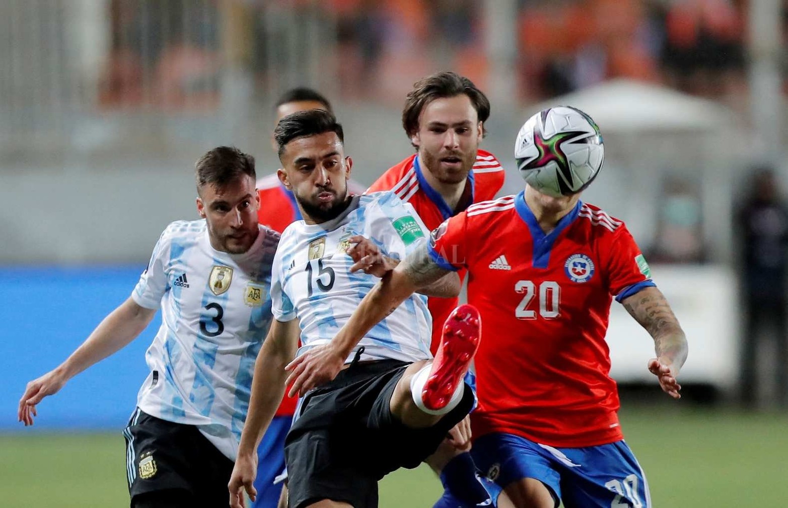 Por las eliminatoria para ingresar al Mundial de fútbol, Argentina venció 2 a 1 a Chile. Lleva 28 partidos sin perder.
