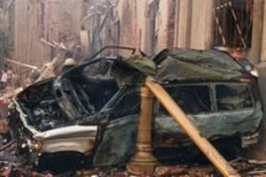 AFP La policía y equipos de rescate junto a autos destruídos y escombros el 17 de Marzo de 1992 en Buenos Aires poco después de que una poderosa bomba volara la Embajada de Israel. Se destruyeron cinco edificios cercanos y murieron 29 personas.