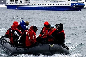 AFP El buque Ocean Nova de fondo