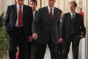 ELLITORAL_3098 |  A Alem El flamante gobernador electo hizo hoy su primer ingreso a la Casa de Gobierno, en condición de tal, y habló con Obeid