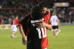 ELLITORAL_7653 | Pablo Aguirre El abrazo entre Maradona y Esteban Fuertes en la cancha de Colón.