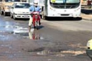 Archivo - El Litoral Esquivar baches y socavones en las calles de la ciudad es una aventura para audaces.