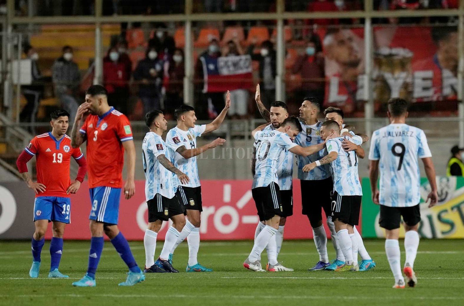 Por las eliminatoria para ingresar al Mundial de fútbol, Argentina venció 2 a 1 a Chile. Lleva 28 partidos sin perder.