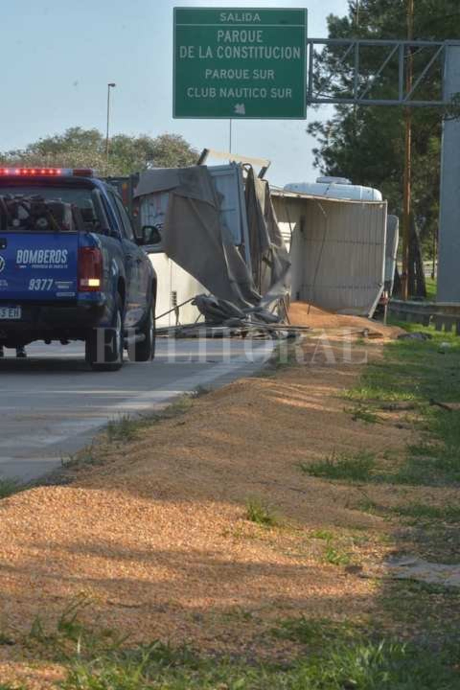 En circunvalación Constitución Nacional, un camión cargado de maíz volcó parte de su carga del acoplado cerca de las 5.30 am.