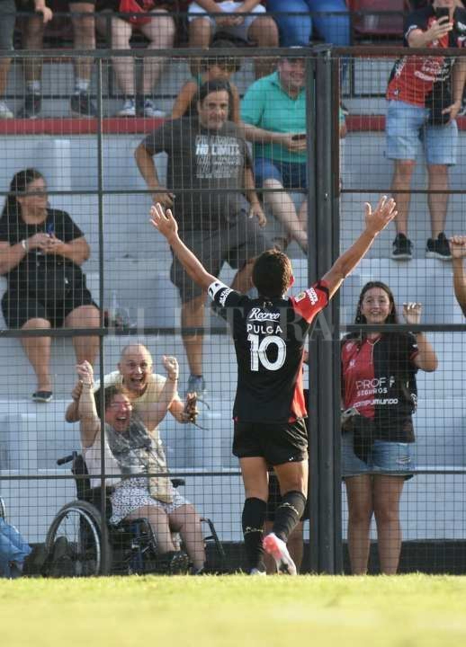 La foto que se hizo viral. Luis Miguel Rodriguez, Jésica y Ruben Mastrocola (hija y padre) lograron emocionar al hincha de fútbol con esta foto tomada por el reportero gráfico del diario El Litoral. La revista El Gráfico título Cuando te pregunten qué es el fútbol mostrá esta foto. El primero en subirla a twitter fue @funesmemorial quien título 22 boludos corriendo atrás de la pelota, bla., bla. bla y a las pocas horas tenía más de 40.000 me gusta y 3.500 retweets.
