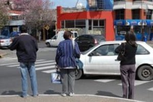 Néstor Gallegos Generalmente, los peatones quedan de espaldas a los autos que retoman bulevar hacia el este a toda velocidad.