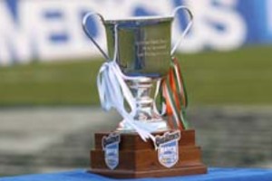 Alejandro Villar La copa esperó paciente durante todo el partido a un costado de la cancha.