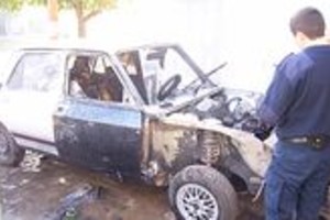 Corresponsal Así quedó el automóvil estacionado en una vivienda en la calle 9 de Julio al 2800, de San Justo