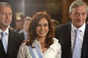 EFE BAS18. BUENOS AIRES (ARGENTINA), 10/12/07.- La presidenta de Argentina, Cristina Fernández de Kirchner (c), posa junto a su esposo, el saliente mandatario Néstor Kirchner (d), y su vicepresidente, Julio Cobos (i), hoy, 10 de diciembre de 2007, en la sede del Parlamento, en Buenos Aires (Argentina), durante el evento de toma de posesión presidencial. EFE/Leo La Valle