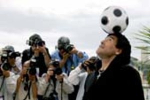 EFE CAN58 CANNES (FRANCIA) 20/5/2008.- El ex futbolista argentino Diego Armando Maradona posa para los medios durante la presentación del documental "Maradona", dirigido por Emir Kusturica y basado en la vida del astro argentino, hoy 20 de mayo de 2008, en la 61 edición del Festival de Cine de Cannes, Francia. Este documental se presenta en la sección "fuera de competición". EFE/Guillaume Horcajuelo