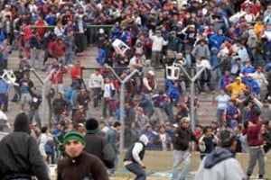 Telam Télam- Buenos Aires, 25/06/07Hinchas de Nueva Chicago y Tigre se enfrentaron duramente con fuerzas policiales al término del encuentro en que este último equipo logró el ascenso a primera división, determinando la pérdida de la categoría de los locales.Foto: Roman von Eckstein/Télam/cf