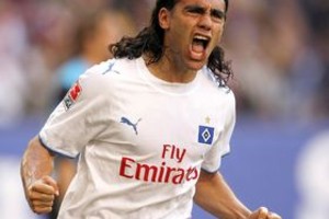 Archivo El Litoral HAM02.HAMBURGO (ALEMANIA).22/4/2007.-El jugador argentino del Hamburgo Juan Pablo Sorin celebra su gol contra el Mainz durante su partido de fútbol de la Bundesliga jugado hoy domingo 22 de abril de 2007 en hamburgo, Alemania. EFE/ SEBASTIAN WIDMANN ***ATENCION EMBARGO: La Liga alemana permite la utilización de las imágenes en televisión por internet, teléfonos móviles y otras nuevas tecnologías sólamente dos horas después del final del partido. La publicación y posterior utilización de las imágenes en internet durante el encuentro está limitada a seis fotografías por partido.****