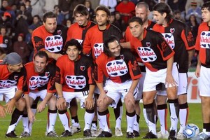 ELLITORAL_7632 | Telam Télam Santa Fe 02/08/08 - Diego Armando Maradona, visitò esta ciudad y jugò para Colòn de Santa Fe junto a otras figuras "sabaleras", en un espectàculo a estadio completo. Foto: Luis Cetraro/Télam/cl