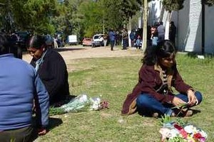 ELLITORAL_18151 |  Danilo Chiapello Gran parte de la comunidad boliviana se concentró esta mañana en el cementerio de San José del Rincón.  Nos sentimos discriminados siempre. La Policía jamás escucha nuestros reclamos , dijeron.