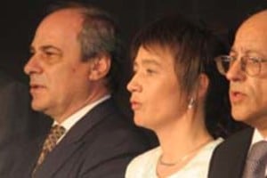 Telam Télam Ushuaia, 17/12/07La nueva gobernadora de Tierra del Fuego, Fabiana Ríos (ARI), juró y asumió esta tarde sus funciones, en un acto que contó con numerosos invitados especiales entre los que se destacó el ministro del Interior, Florencio Randazzo y la fundadora del ARI, Elisa Carrió.Foto: Fernanda Rivera Luque/Télam/cf