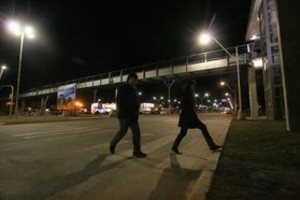 Mauricio Garin 24072009 Hoy quedó habilitado parcialmente la pasarela peatonal que une la Plaza Alberdi con el predio donde se instaló el hotel, casino y shoping. Algunos peatones tomaron la opción del puente y otros siguieron cruzando por la senda peatonal