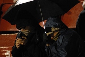 ELLITORAL_14641 |  Mauricio Garín Así debieron taparse por el frío intenso y la lluvia, quienes asistieron anoche al estadio de Unión