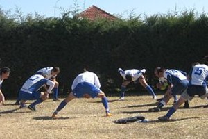 Gentileza Marcos Robledo Ejercicios precompetitivos. El plantel de El Litoral en plena tarea de elongación antes de un partido. Mañana enfrentan al sólido ATE, así que necesitan moverse antes y, sobre todo, durante el partido...