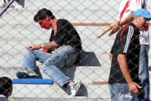 DYN DYN18, BUENOS AIRES 30/03/08, AL MENOS CUATRO HINCHAS FUERON DETENIDOS POR LOS INCIDENTES OCURRIDOS ENTRE BARRAS DE RIVER PLATE EN LA CANCHA DE VÉLEZ SARSFIELD.FOTO:DYN/TONY GOMEZ.