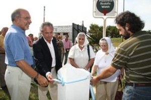 Archivo El Litoral En la imagen, Pablo Giménez (Focos), Juan Carlos Bettanin (Periodista LT10), el intendente Ing. Mario Barletta y representantes de las Abuelas de Plaza de Mayo en la inauguración del monolito que recuerda a Rodolfo Walsh.
