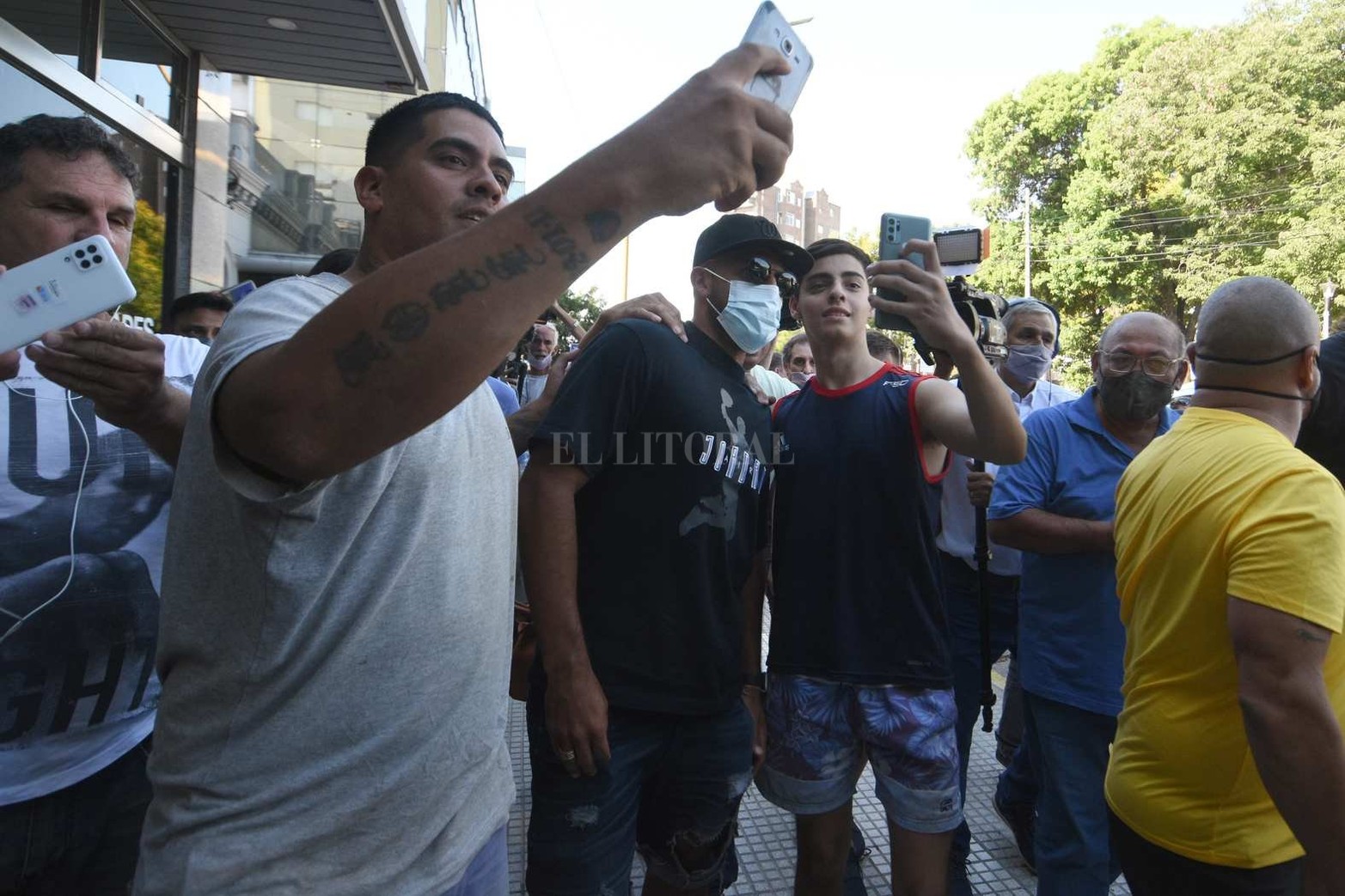 Ramón "Wanchope" Ábila llegó a Santa Fe para ser nuevo jugador de Colón. El jugador arribó este jueves a la ciudad para realizarse la revisión médica y firmar el contrato que lo vinculará al "Sabalero" para la próxima temporada.