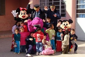 Personal de la División de Relaciones Policiales se disfrazó para entregar golosinas a los chicos.