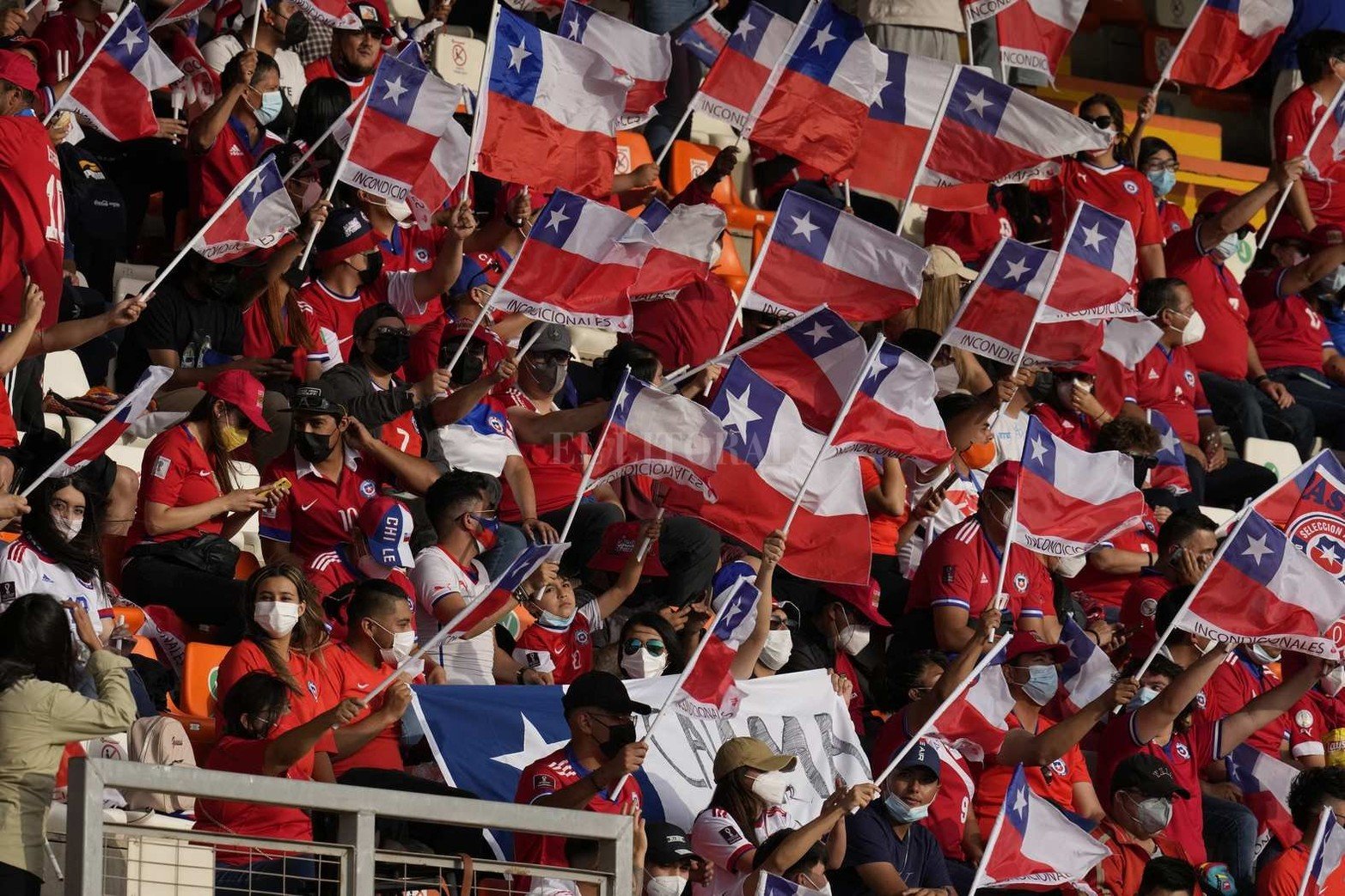Por las eliminatoria para ingresar al Mundial de fútbol, Argentina venció 2 a 1 a Chile. Lleva 28 partidos sin perder.