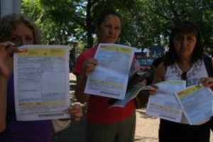 ELLITORAL_11545 |  Guillermo Di Salvatore Tres vecinas muestran boletas que, en kilowatts y en pesos, muestran incrementos que no pueden explicar desde su consumo habitual.