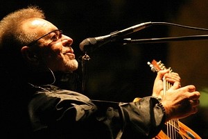 Pablo Aguirre León Gieco, durante su última presentación en Santa Fe; en la explanada de la UNL