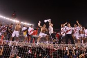 EFE BAS22. BUENOS AIRES (ARGENTINA), 08/06/08 - Los jugadores de River Plate festejan la obtención del Torneo Clausura, luego de ganar por 2-1 al Olimpo de Bahía Blanca, durante el partido de la décimo octava fecha del Torneo Clausura 2008 del fútbol argentino, que se disputó hoy, 8 de junio de 2008, en el estadio Monumental de la ciudad de Buenos Aires (Argentina). River se coronó campeón del fútbol argentino por trigésima tercera vez, faltando una fecha para el final del torneo Clausura. EFE/Cézaro De Luca