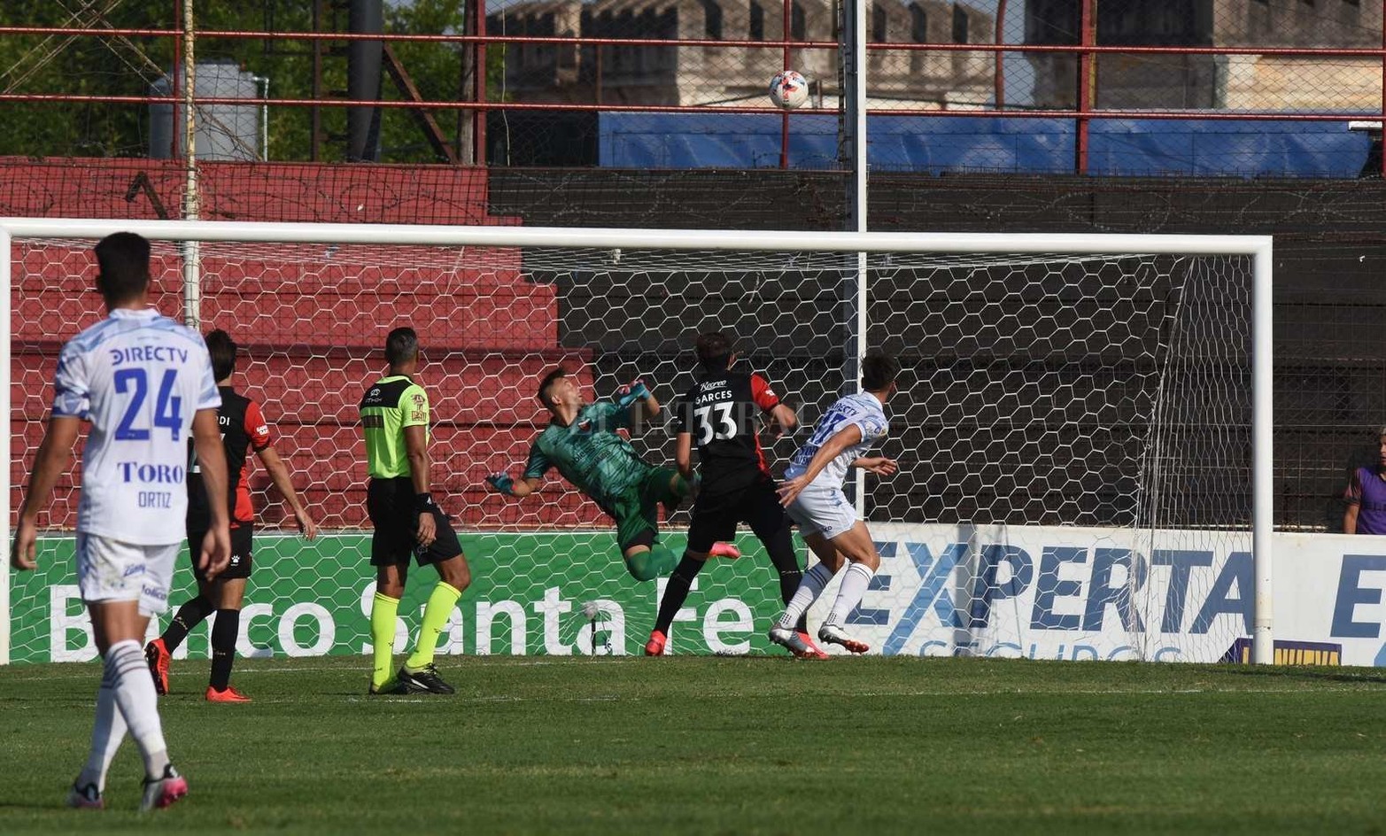 La atajada de Burian en el primer tiempo. Colón derrotó 3 a 1 a Godoy Cruz por la segunda fecha de la Liga Profesional. El partido se jugó en Paraná.