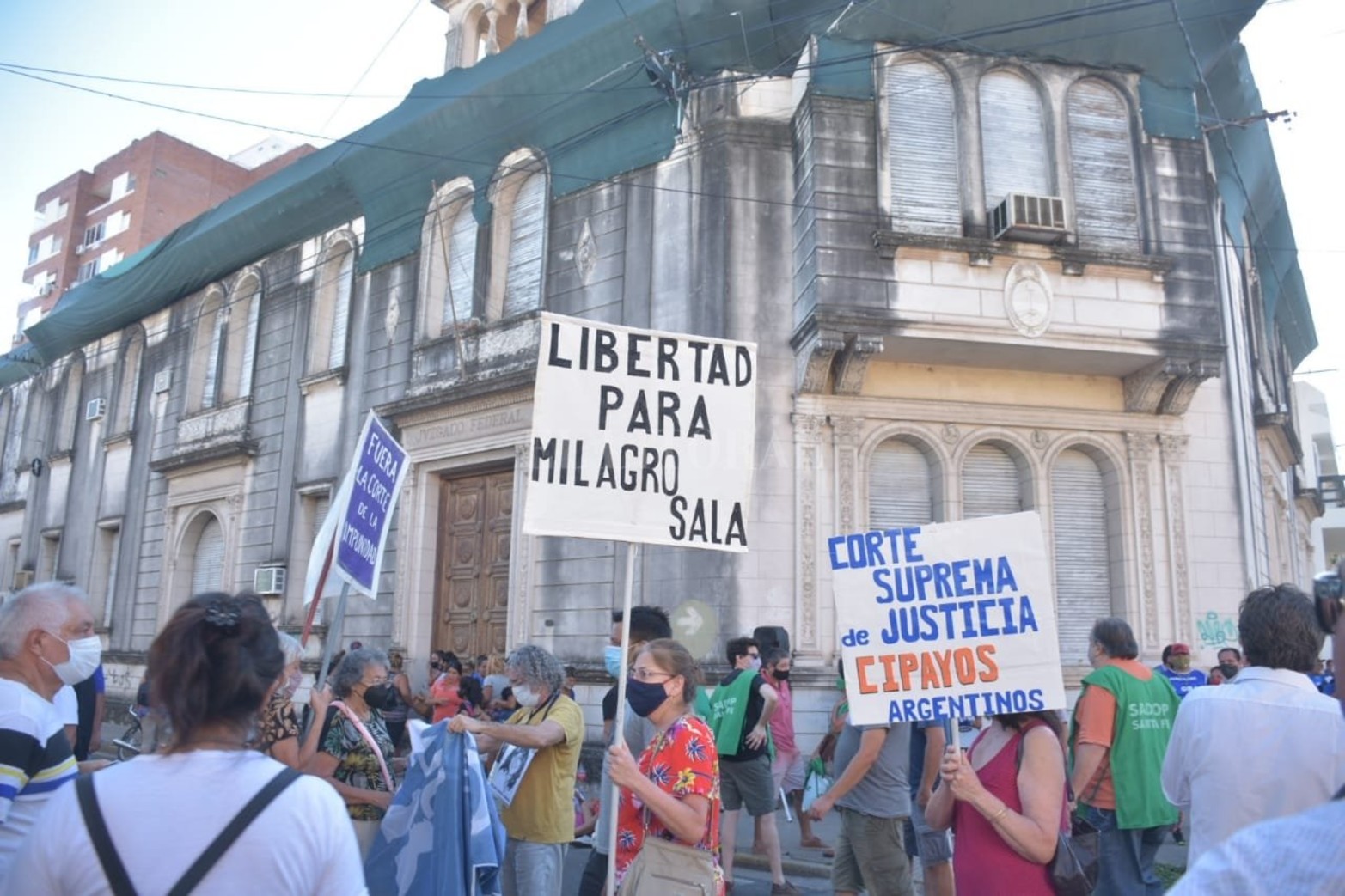 Se realizó en nuestra ciudad la marcha contra los miembros de la Corte Suprema. La convocatoria a la denominada marcha 1F en contra de los miembros del máximo tribunal de justicia del país se llevó a cabo en las puertas de los Juzgados Federales de 9 de Julio y Monseñor Zaspe.