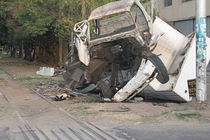 Alejandro Villar Sólo los restos quedaron del camión