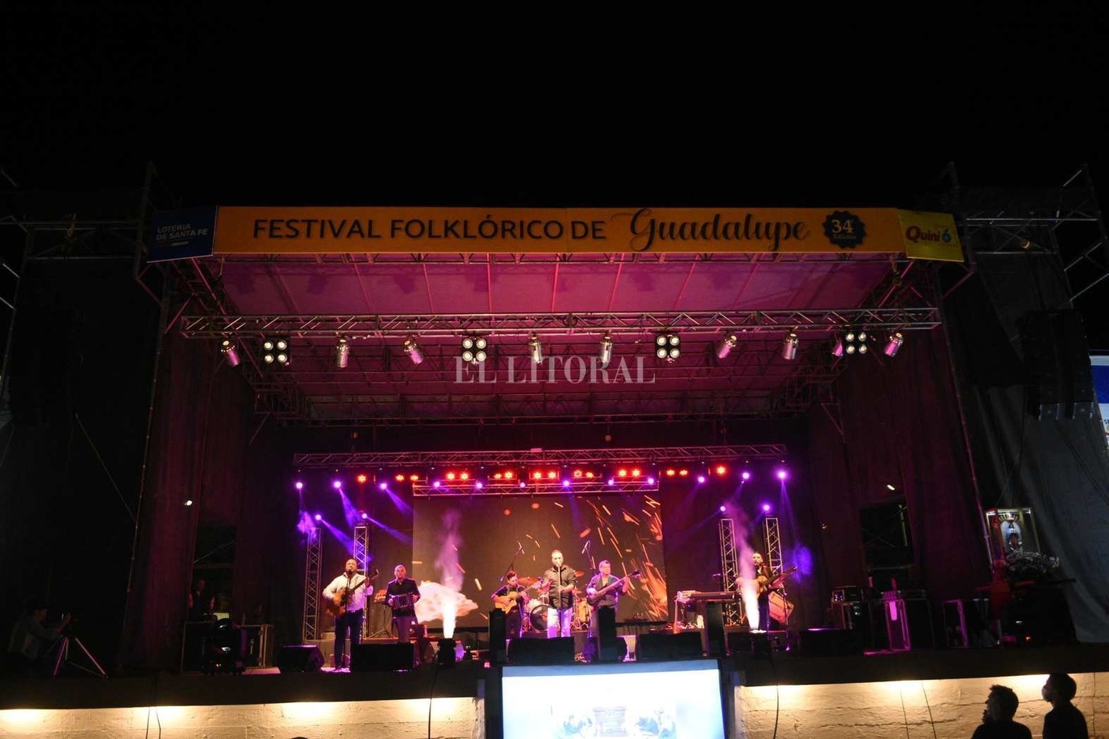 Solidaridad. El Festival Folklórico de Guadalupe brilló en el Anfiteatro "Juan de Garay". Fueron tres noches solidarias durante las cuales vecinos y vecinas de la ciudad se acercaron para disfrutar de la música y hacer su aporte.