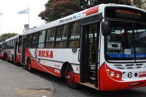 Néstor Gallegos Ersa Urbano presentó esta mañana los nuevos coches en la explanada del Palacio municipal. Luego, las autoridades locales firmaron el convenio con los empresarios correntinos.