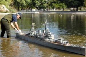 Telam Télam Buenos Aires 02/05/08 - La Asociación Amigos del Crucero botó en el lago del Parque Centenario una maqueta telecontrolada de 3,7 metros de la embarcación, realizada por miembros del Club Argentino de Modelismo Naval a escala. Foto: Fernando Gens/Télam/cl