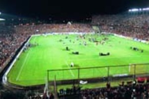 Archivo El Litoral La tercera es la vencida: la etapa final de las obras de la cancha actual, enclavada en el populoso barrio Centenario de nuestra ciudad. Antes, a lo largo de su historia, Colón tuvo otros dos campos de juego.